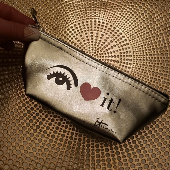 It cosmetics makeup bag. - Picture 1 of 5